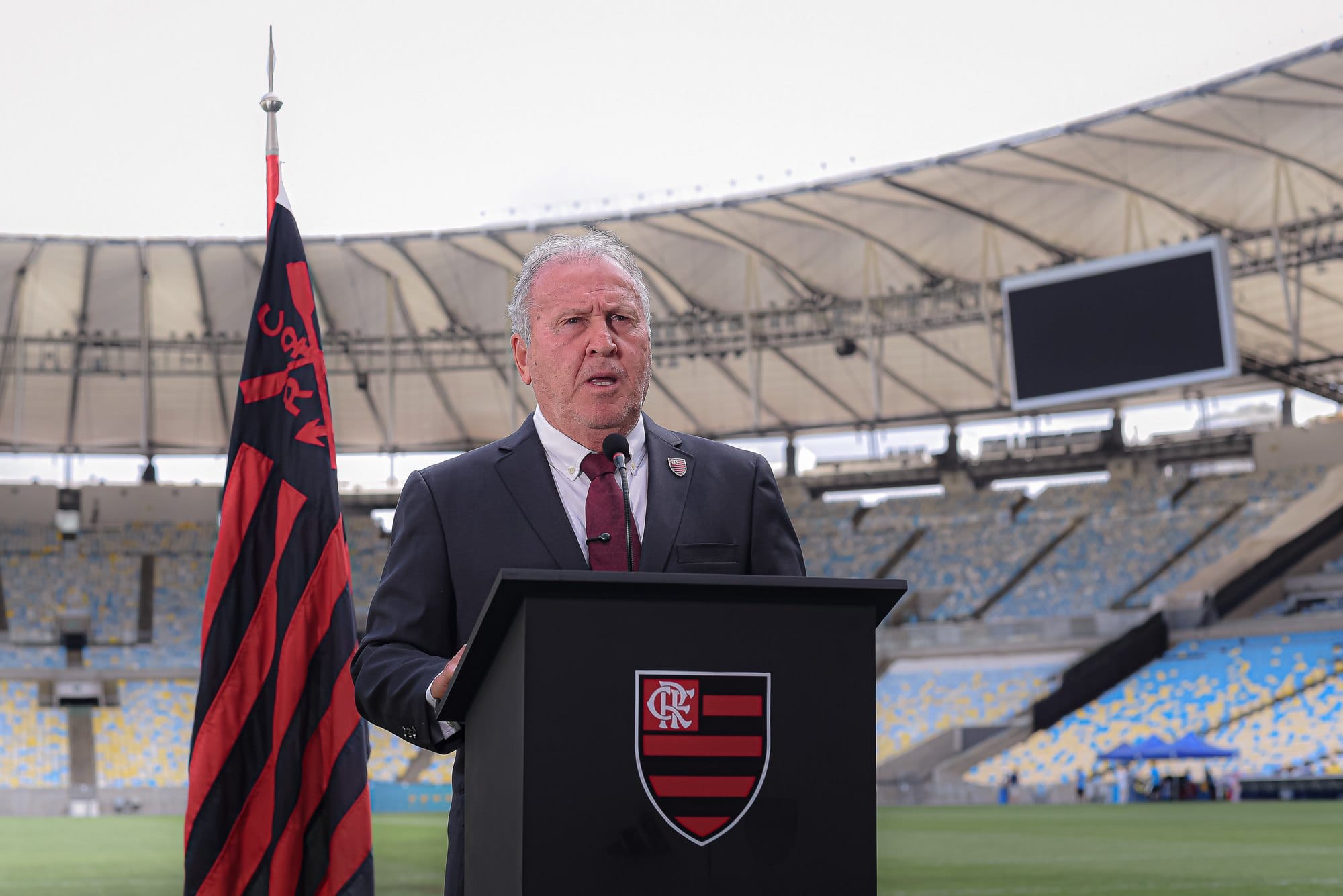 Zico fala ao microfone no gramado do Maracanã