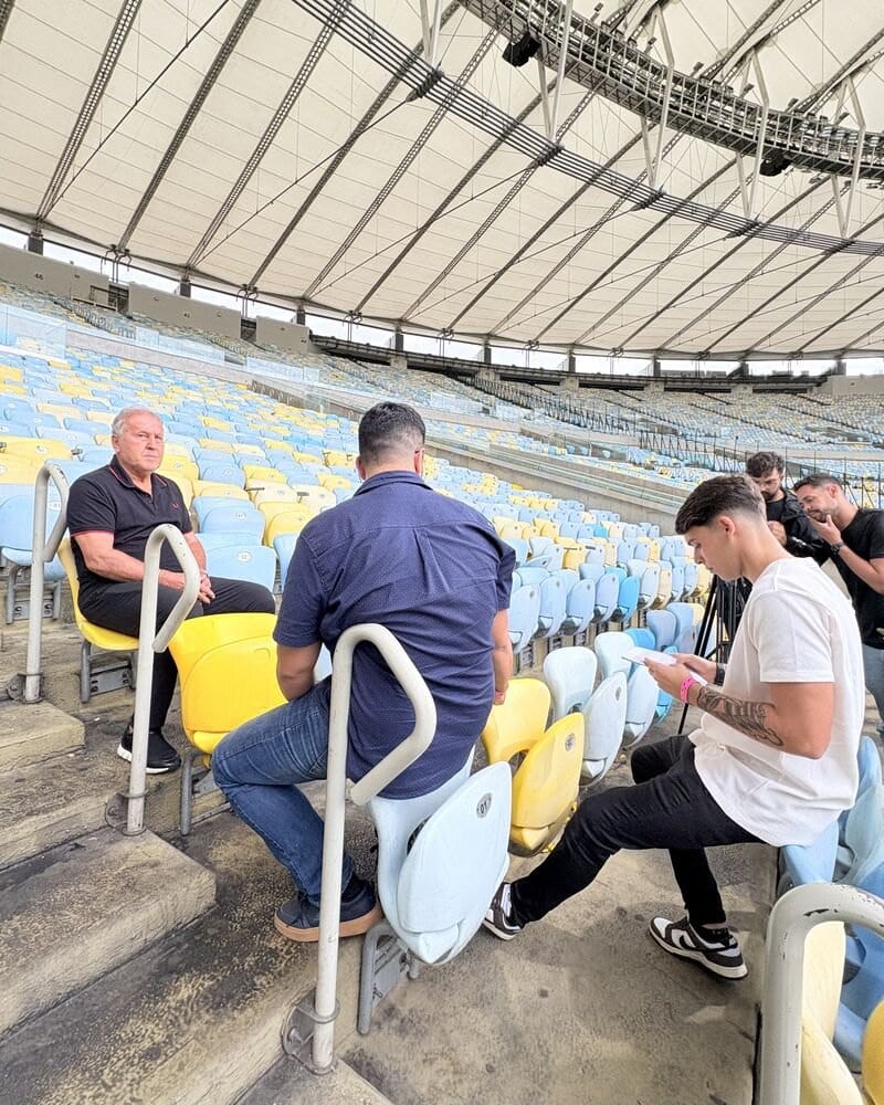 Zico e a equipe na arquibancada do Maracanã entre as gravações
