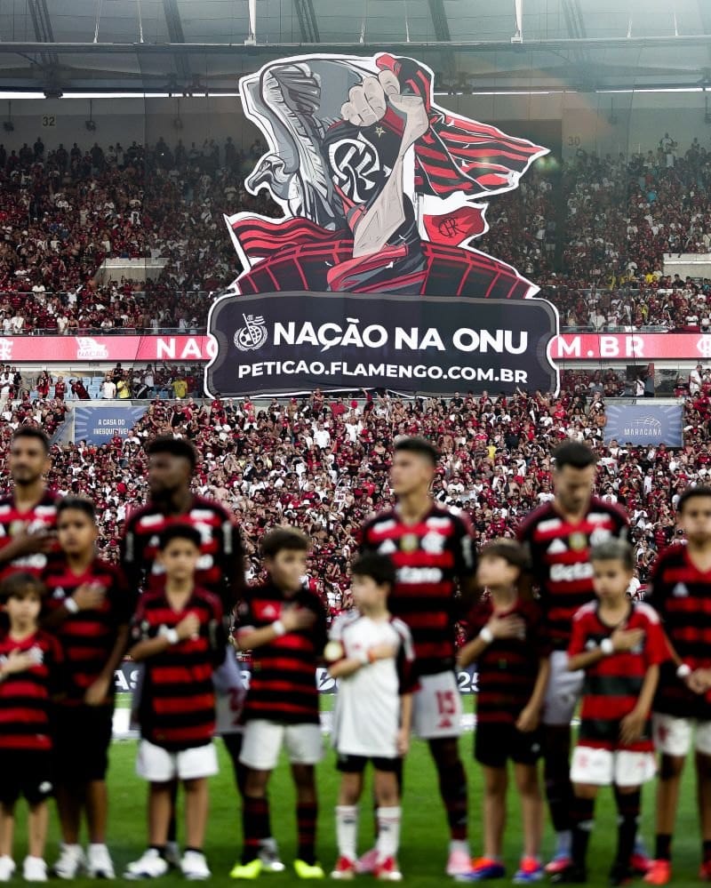 Bandeirão Nação na ONU, peticao.flamengo.com.br, na arquibancada do Maracanã durante Flamengo x Vasco