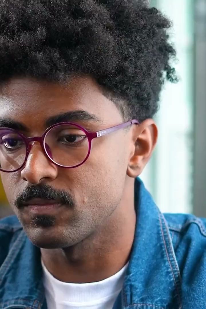 Mega painel de OOH do Ibeu com a frase: de aprender em casa a conquistar o mundo